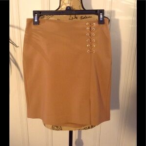 WHBM beautiful skirt! Like new. Waist to hem 18 in. Waist 15 in. Hips 18 in.